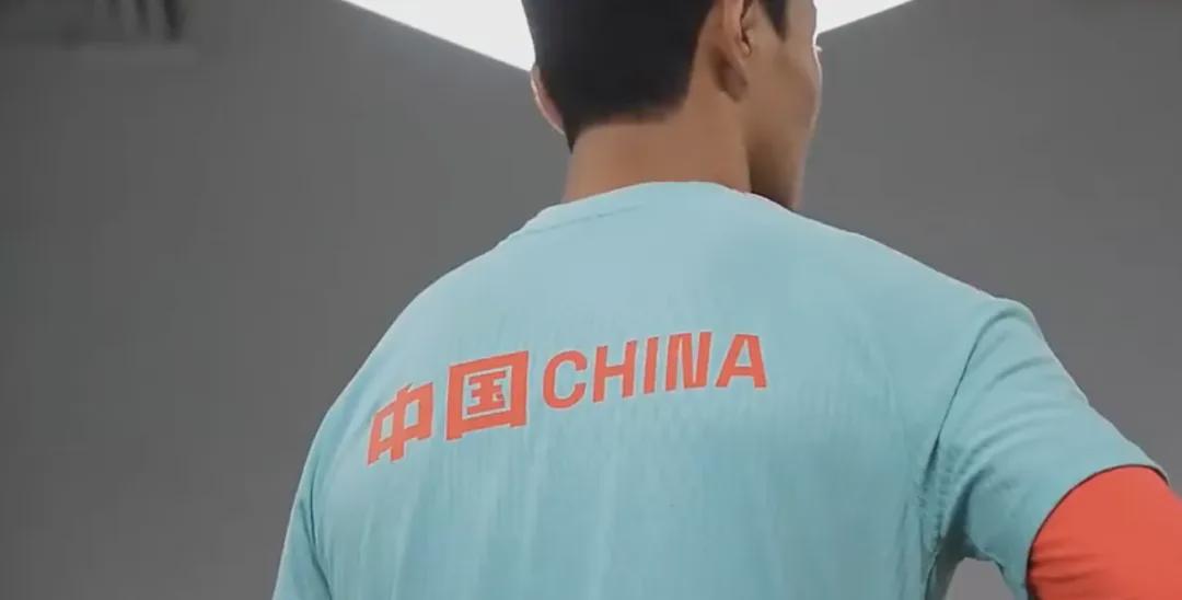 必赢体育app下载-国足挥汗如雨训练！张玉宁毛伟杰：全队团结一心，都想为国而战